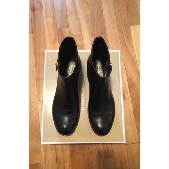 MICHAEL KORS WOMENS LAINEY LEATHER ANKLE BOOT - Picture 6 of 7